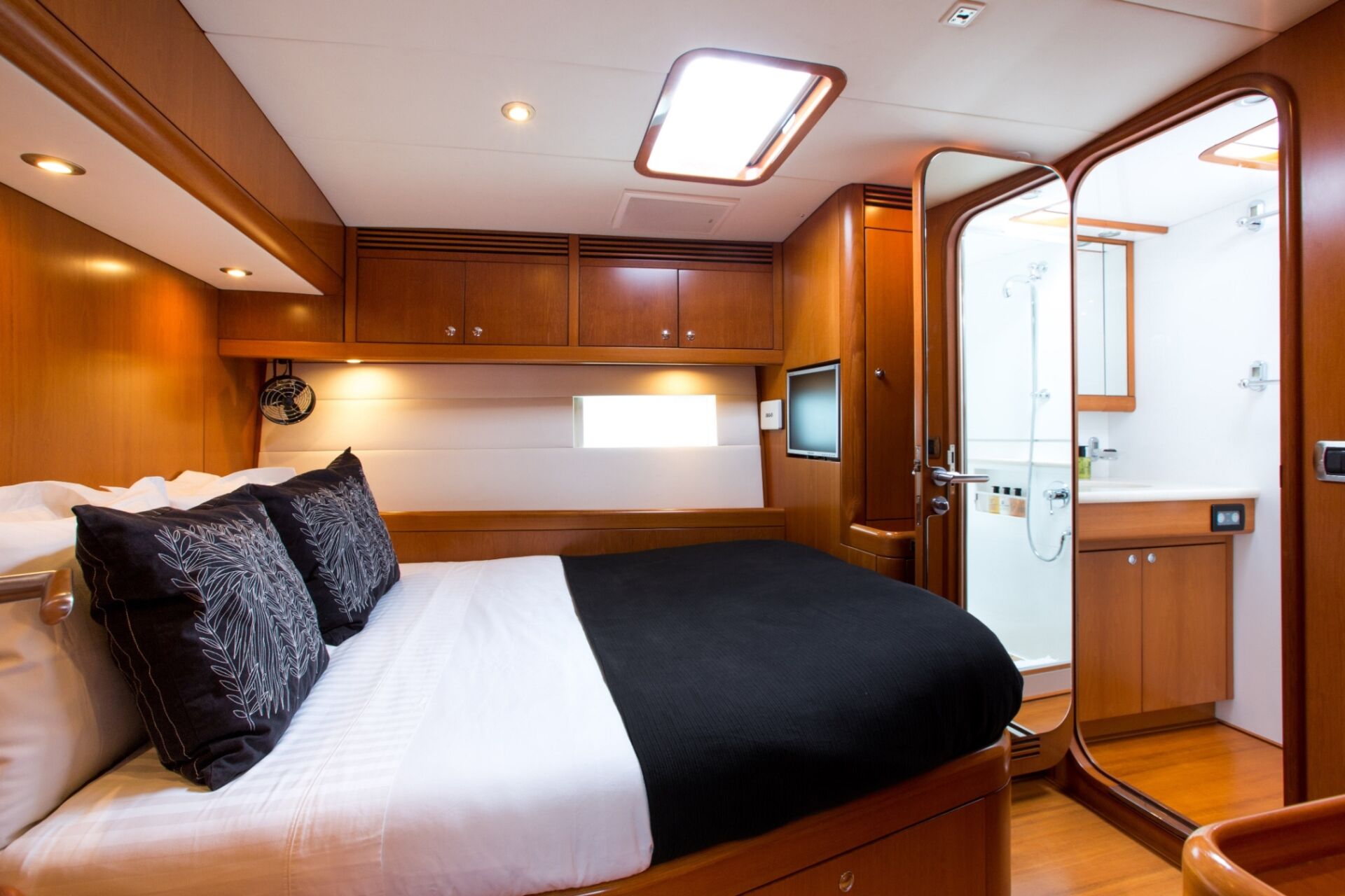 2 cabin yacht price