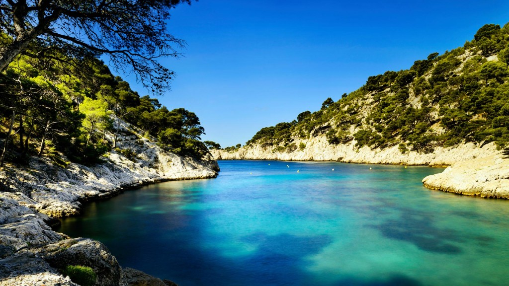 rent-a-yacht-france-lakes Lakes on luxury yacht charter France