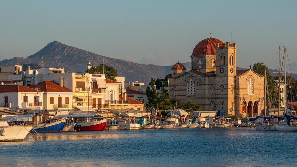 luxury-yacht-charter-greece-harbour Busy harbour on luxury yacht charter Greece