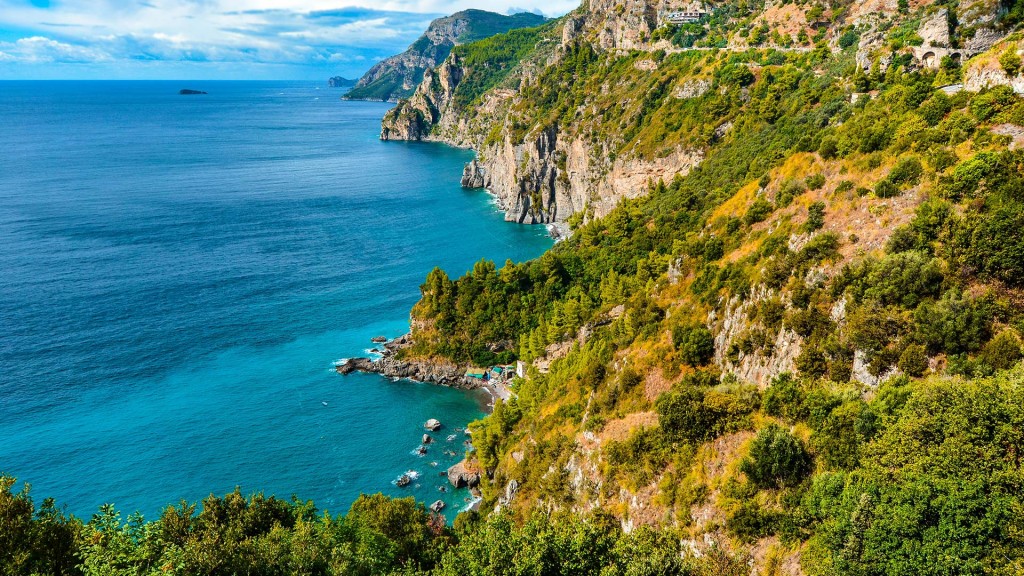 luxury-yacht-charter-italy-landscape Italian coastline luxury yacht charter Italy