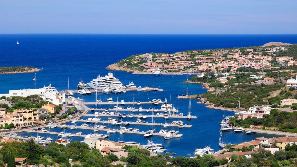 luxury-yacht-charter-italy-superyacht-marina Superyachts berthed on luxury yacht charter italy