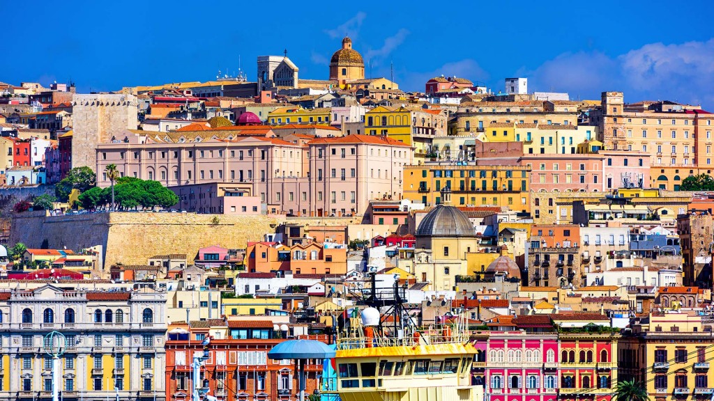 rent-a-yacht-italy-colourful-buildings colourful buildings on luxury yacht charter italy