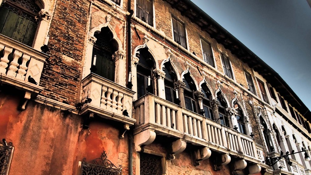 luxury-yacht-charter-italy-buldings balconies on luxury yacht charter italy