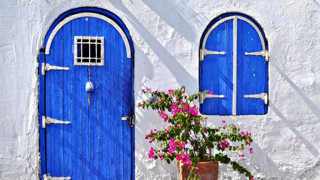 luxury-yacht-charter-turkey-01 Whitewashed house on luxury yacht charter in Turkey