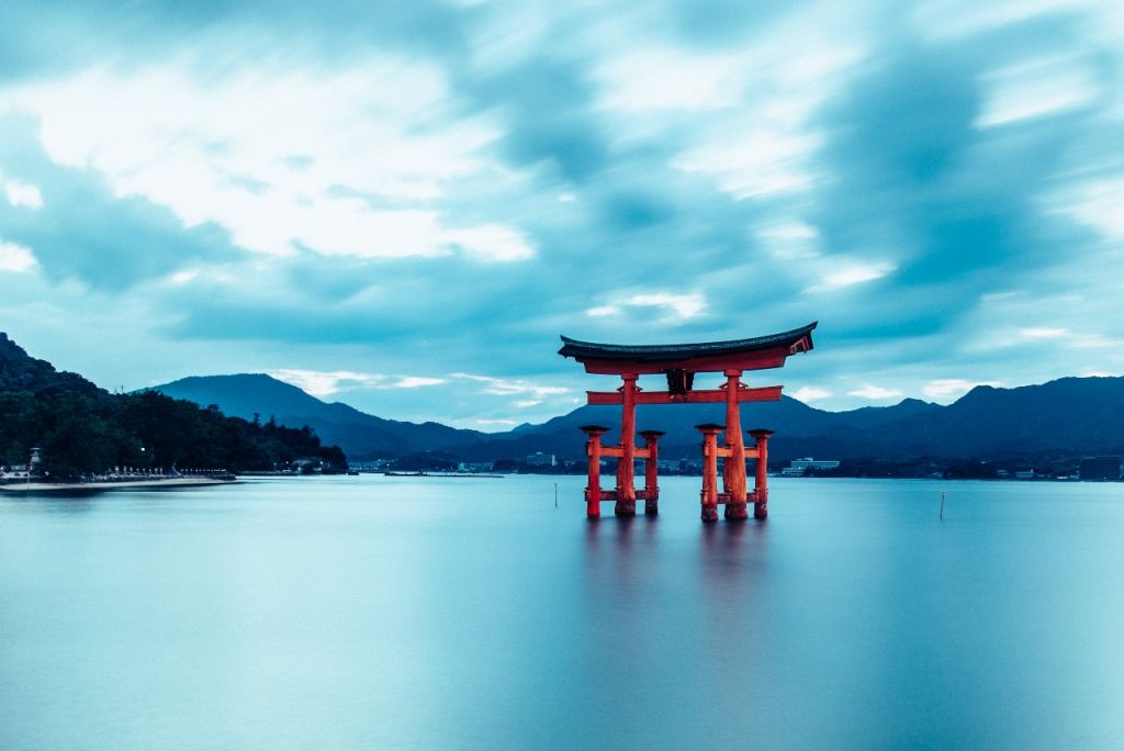 rent-a-yacht-japan-tori-arch