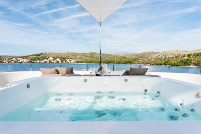 Africa i Benetti exterior jacuzzi