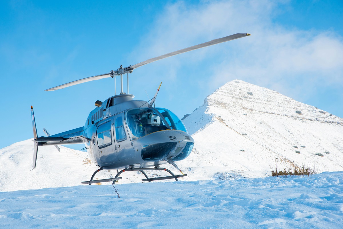 Luxury Heli-Skiing with Yachtzoo’s Superyacht Charters: Explore Exclusive Destinations