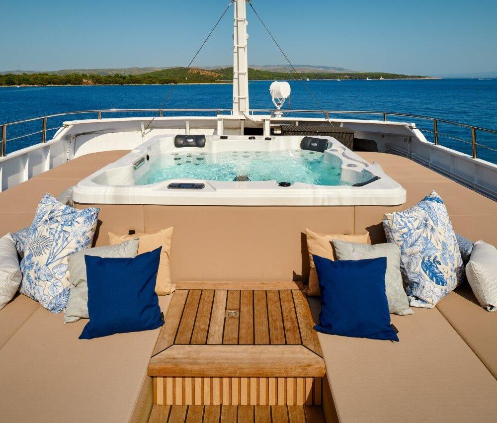 Lupus Mare Yacht for Charter ()