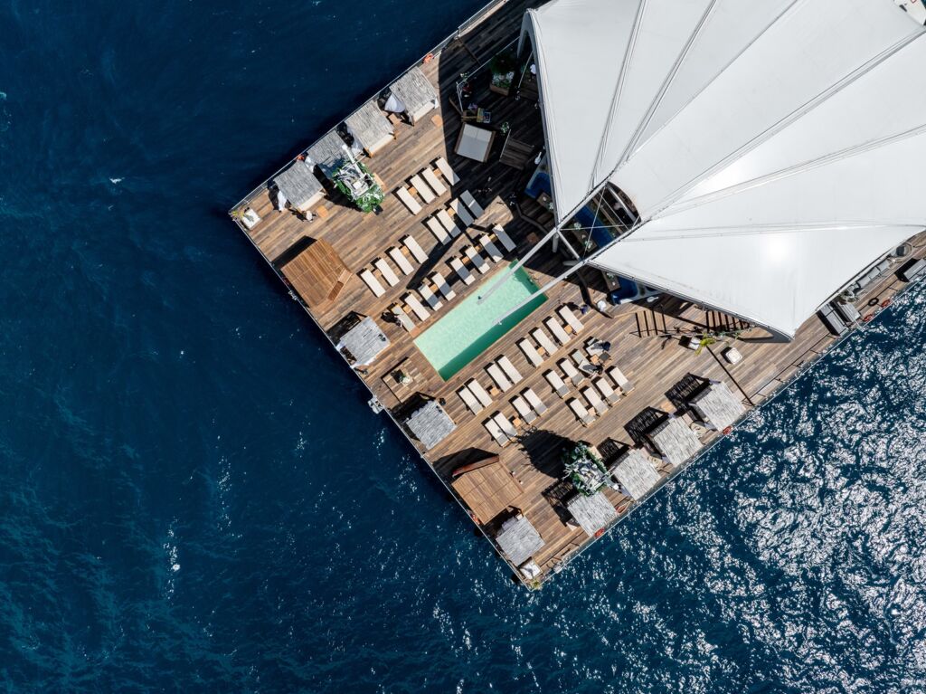 Canua Island is now offered by YACHZOO exclusively for sale.